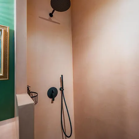 The Urban Parrot Maisonette فيلة