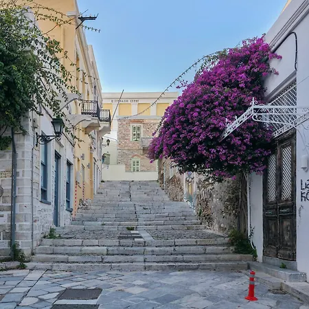 The Urban Parrot Maisonette إرموبولّي