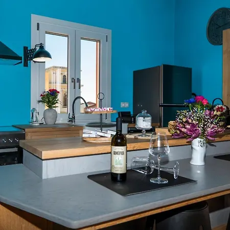 The Urban Parrot Maisonette *