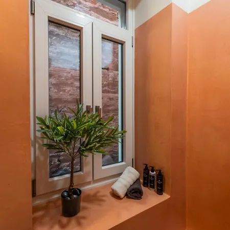 The Urban Parrot Maisonette إرموبولّي