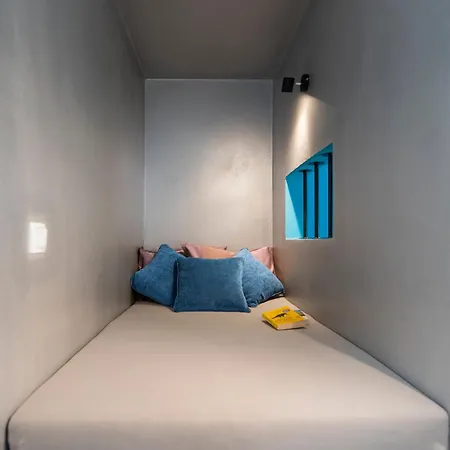 The Urban Parrot Maisonette * إرموبولّي