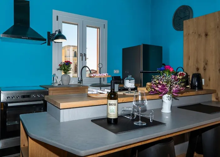 The Urban Parrot Maisonette *