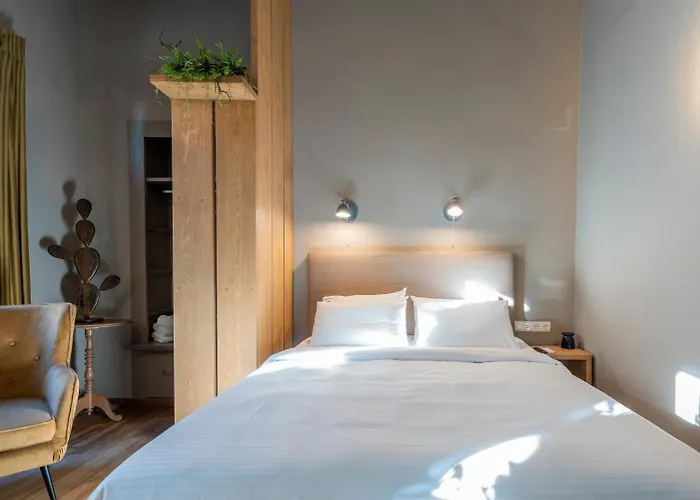 The Urban Parrot Maisonette * 에르무폴리