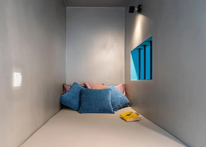 The Urban Parrot Maisonette * 에르무폴리